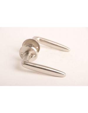 deurkrukken (paar) met ronde rozet 747   maat 113mm in Geborsteld nikkel.
