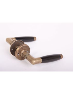 deurkrukken (paar) met ronde rozet 747 maat 110mm in Brons antiek met zwart ebbenhout.